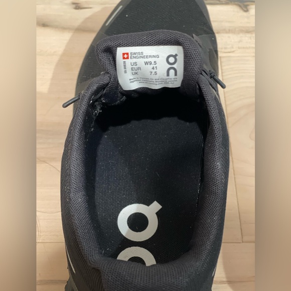 On Cloud Women’s Cloud 5 Black Waterproof Running Shoes Size 9.5 - Picture 4 of 6